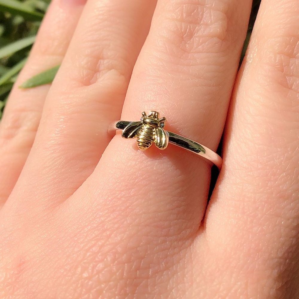 NWOT gold  🐝 minimalist style ring - Picture 2 of 5